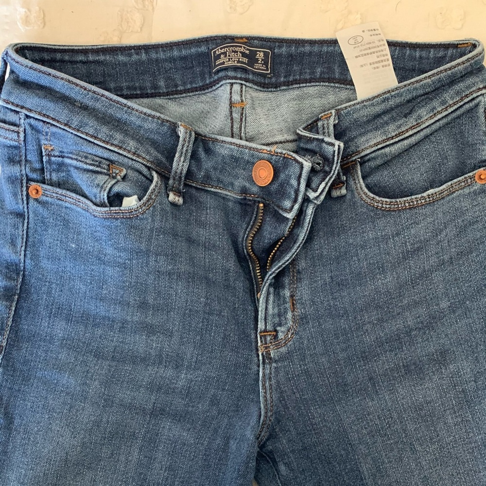 Abercrombie skinny jeans🤍